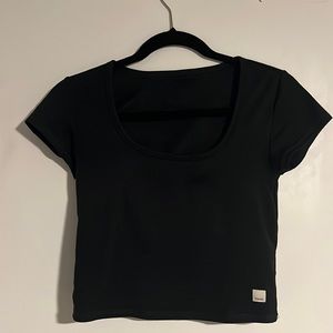 Vuori black crop tee with shelf bra